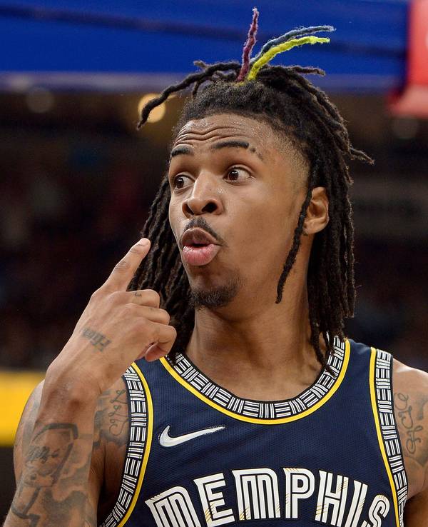 Basketball-Profi Ja Morant, Starspieler des NBA-Teams Memphis Grizzlies, wird seinem Team mindestens zwei Spiele fehlen. Auslöser ist ein bei Instagram gestreamtes Video, in dem Morant oberkörperfrei in einem Nachtclub zu sehen war und dabei eine Waffe zeigte.