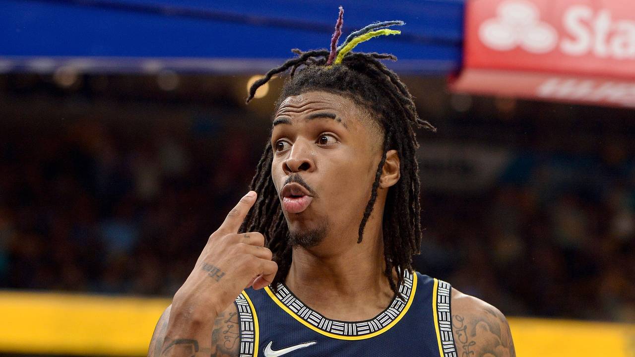 Basketball-Profi Ja Morant, Starspieler des NBA-Teams Memphis Grizzlies, wird seinem Team mindestens zwei Spiele fehlen. Auslöser ist ein bei Instagram gestreamtes Video, in dem Morant oberkörperfrei in einem Nachtclub zu sehen war und dabei eine Waffe zeigte.