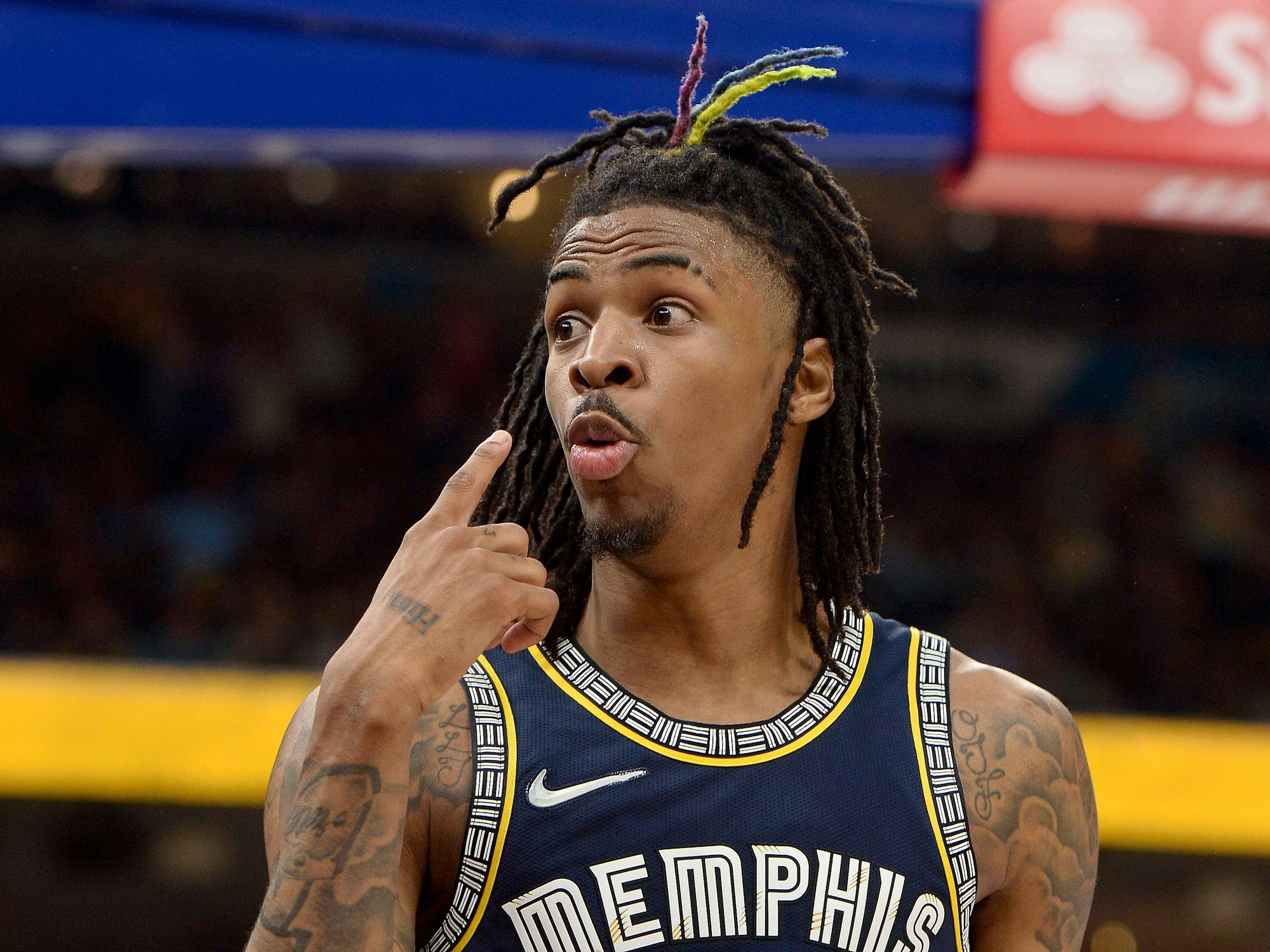 Basketball-Profi Ja Morant, Starspieler des NBA-Teams Memphis Grizzlies, wird seinem Team mindestens zwei Spiele fehlen. Auslöser ist ein bei Instagram gestreamtes Video, in dem Morant oberkörperfrei in einem Nachtclub zu sehen war und dabei eine Waffe zeigte.