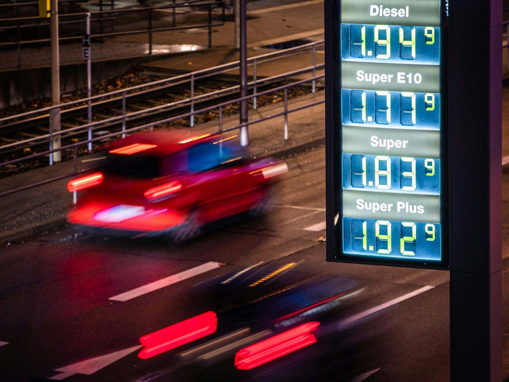 Autos fahren am frühen Morgen an einer Preistafel im Dezember 2022 in Stuttgart an einer Tankstelle vorbei. Extreme Preisschwankungen von Spritpreisen zu verschiedenen Tageszeiten sind aktuell keine Seltenheit.