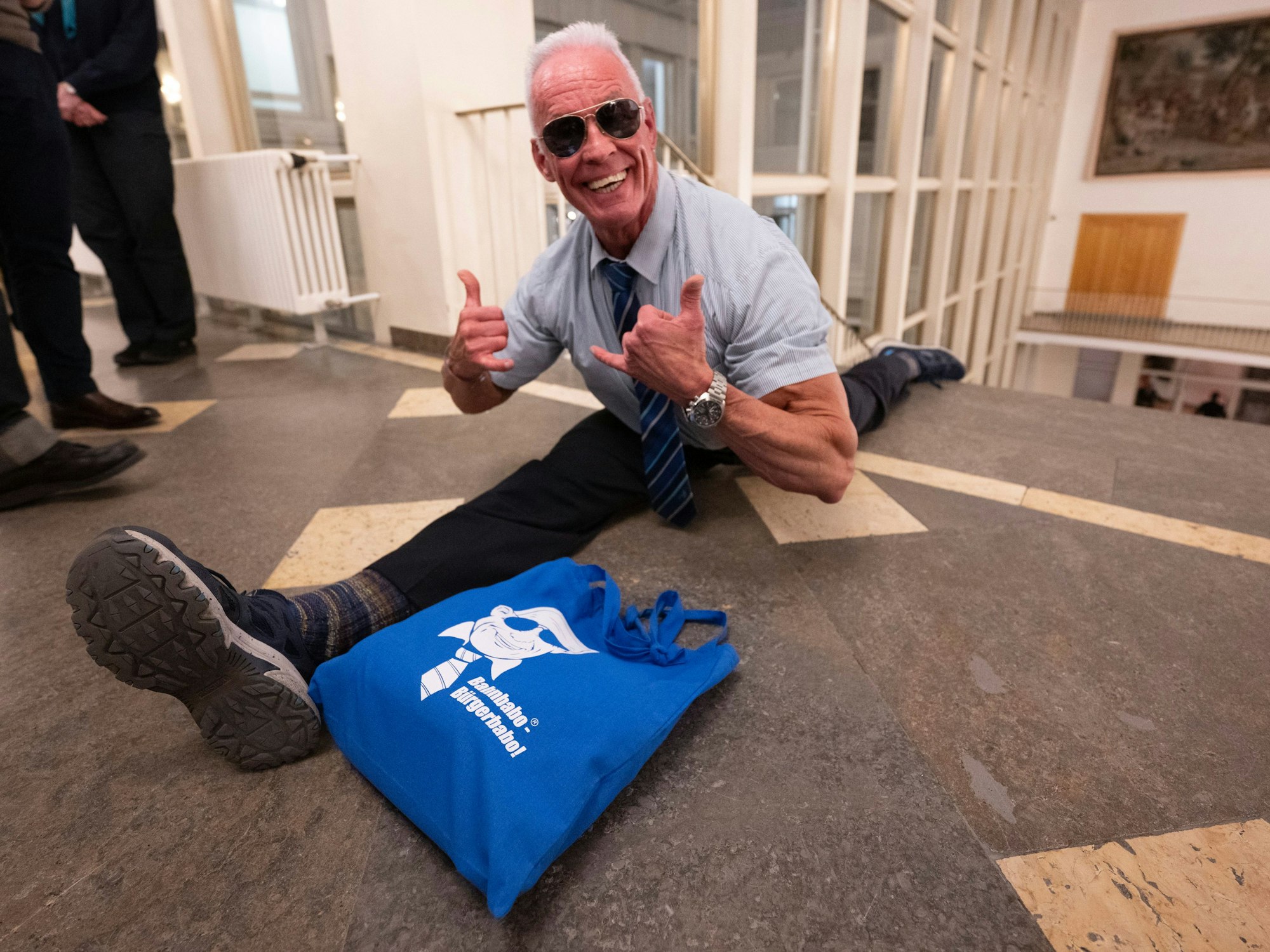 Der als „Bahnbabo“ bekannte Straßenbahnfahrer und unabhängiger Einzelkandidat Peter Wirth macht nach der Oberbürgermeisterwahl im Frankfurter Rathaus Römer einen Spagat.
