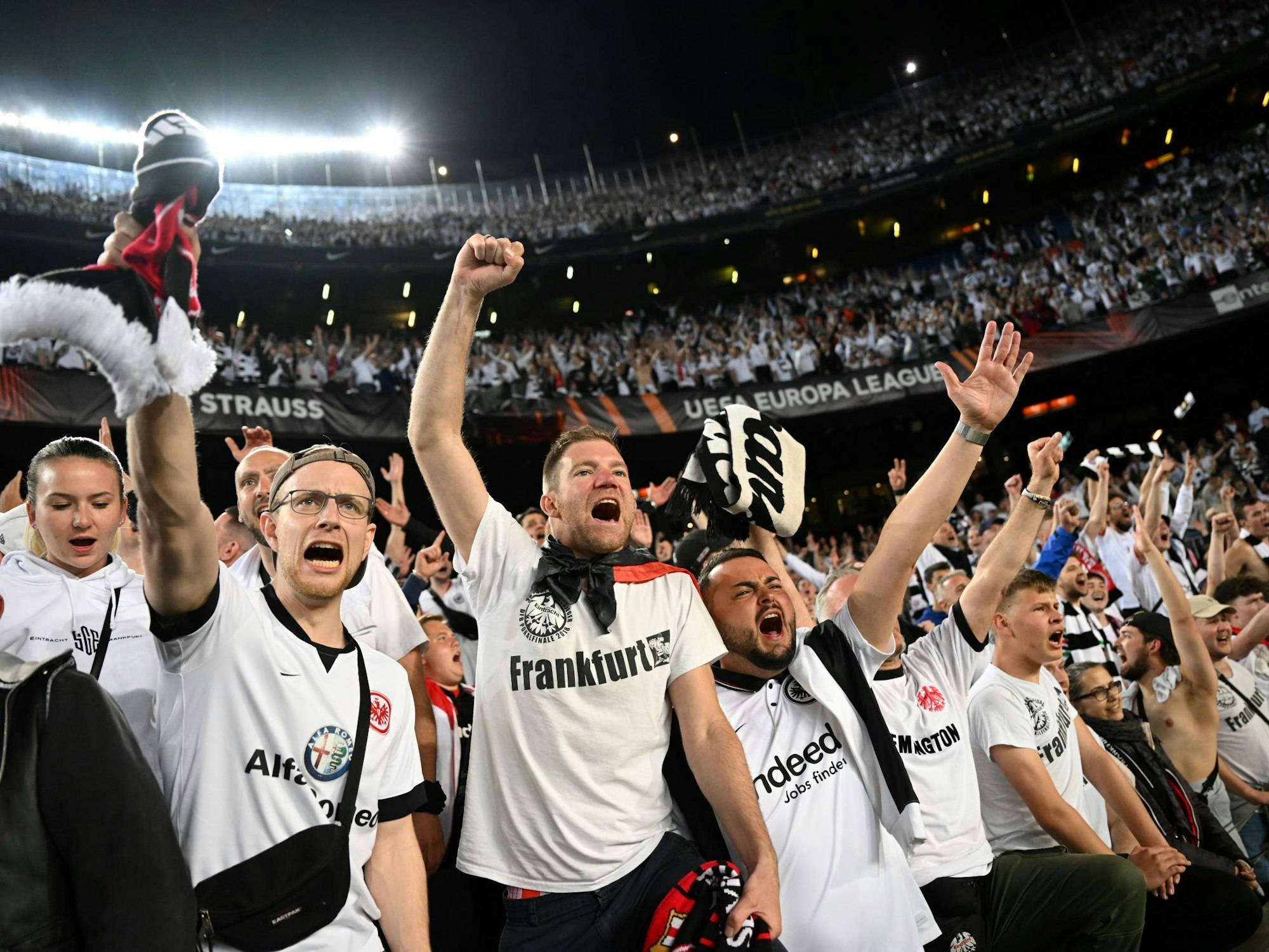 Fans von Eintracht Frankfurt jubeln.