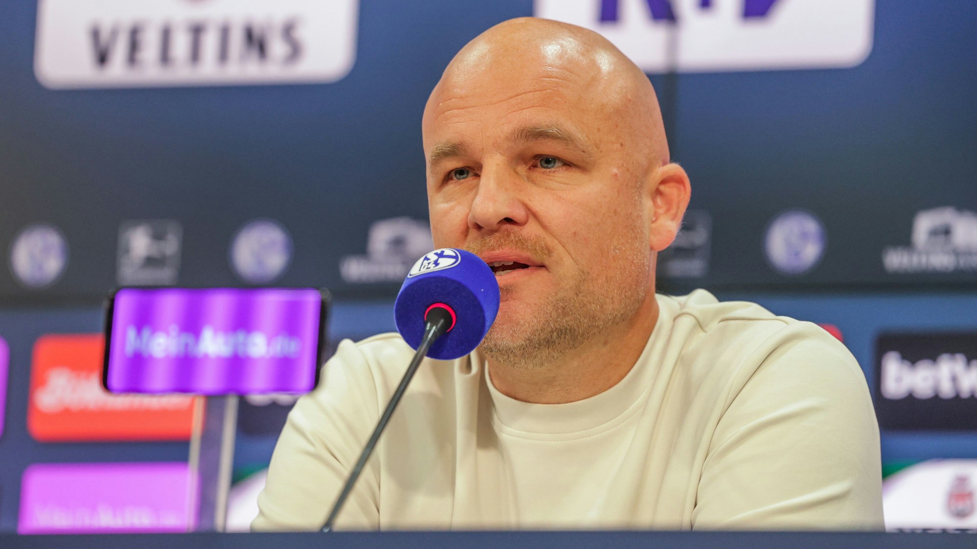 Schalkes ehemaliger Sportdirektor Rouven Schröder beantwortet die Fragen der Journalisten auf einer Pressekonferenz.