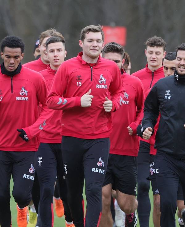 Die Mannschaft des 1. FC Köln läuft auf dem Trainingsplatz.