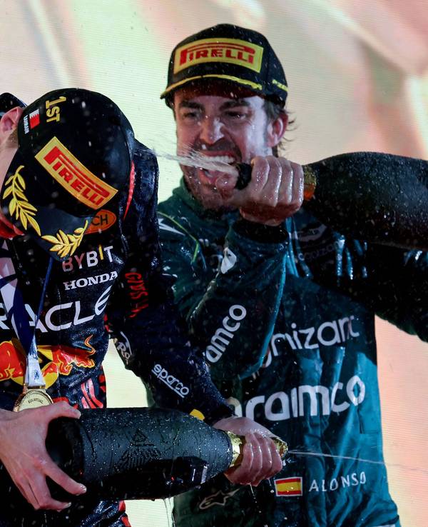 Sieger Max Verstappen (links) und Fernando Alonso feiern am 5. März auf dem Treppchen des Großen Preises von Bahrain den Formel-1-Auftakt in die Saison 2023.