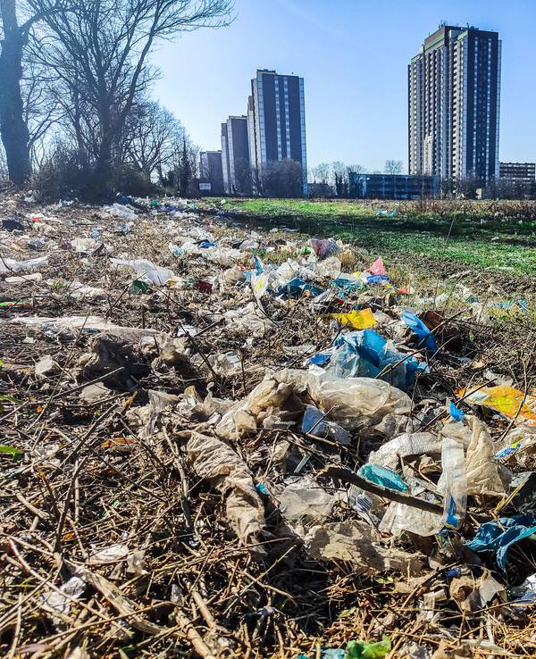 Auf einem Feld in Meschenich ist viel Plastik verteilt.