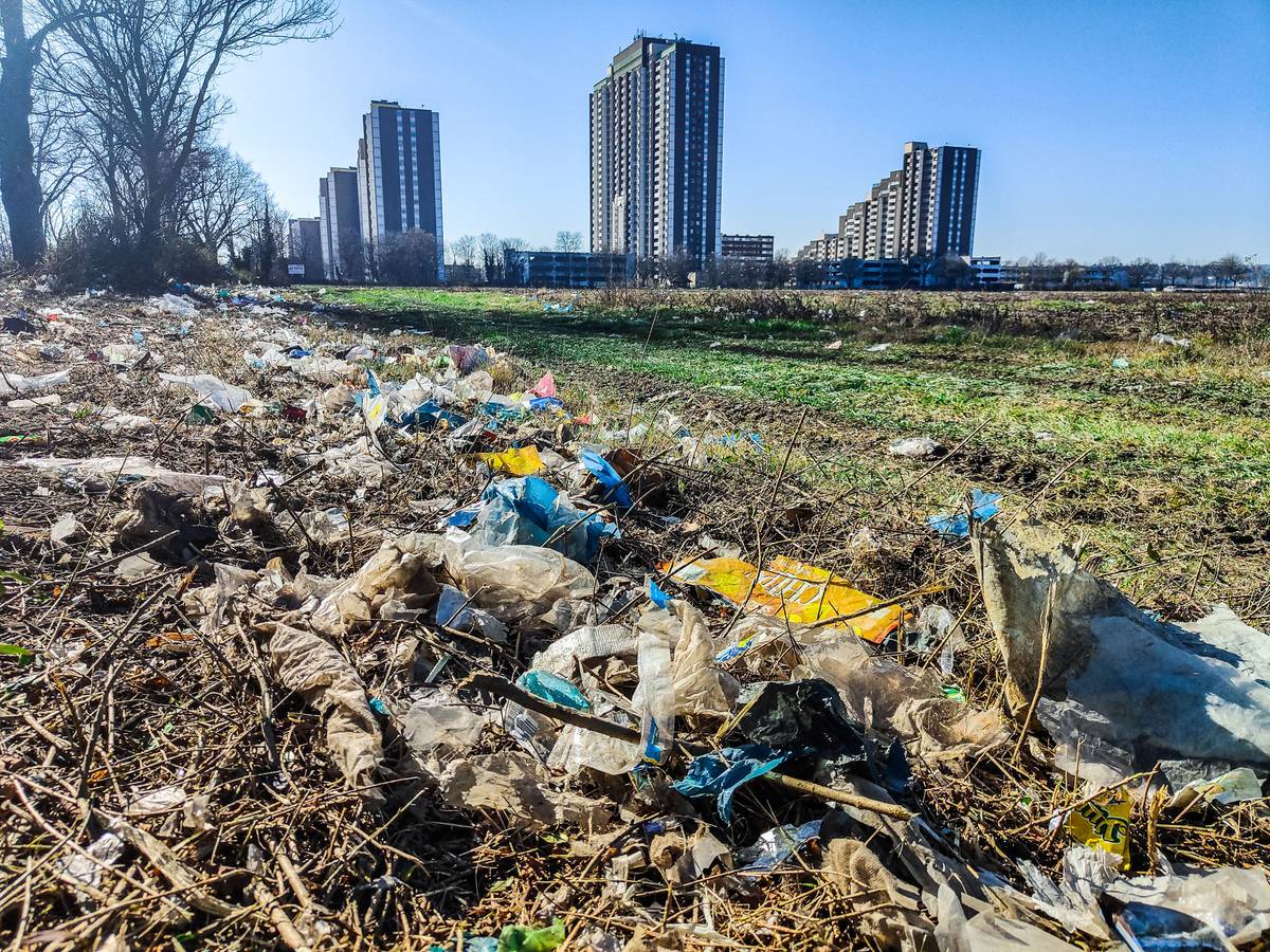 Auf einem Feld in Meschenich ist viel Plastik verteilt.