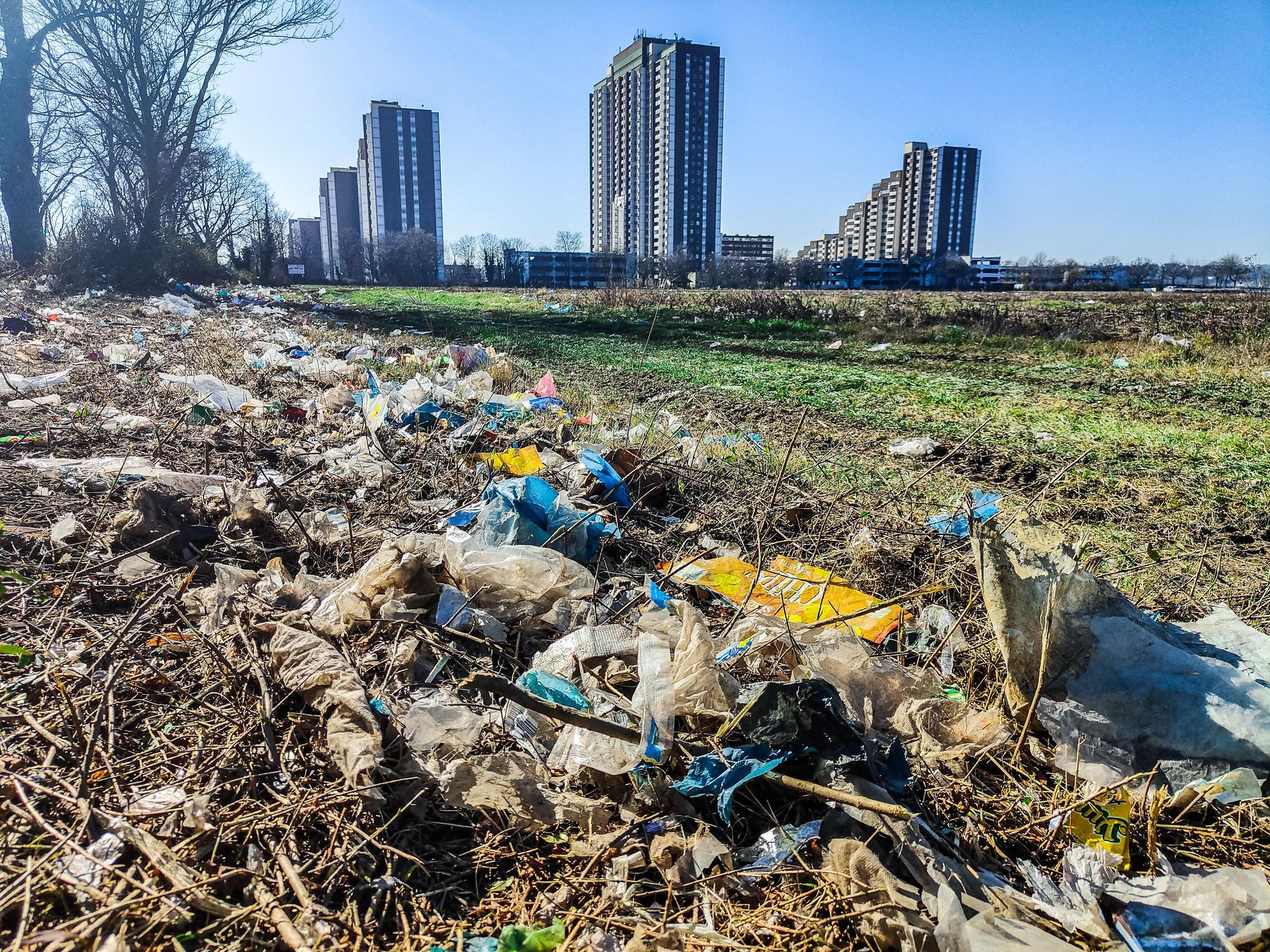 Auf einem Feld in Meschenich ist viel Plastik verteilt.