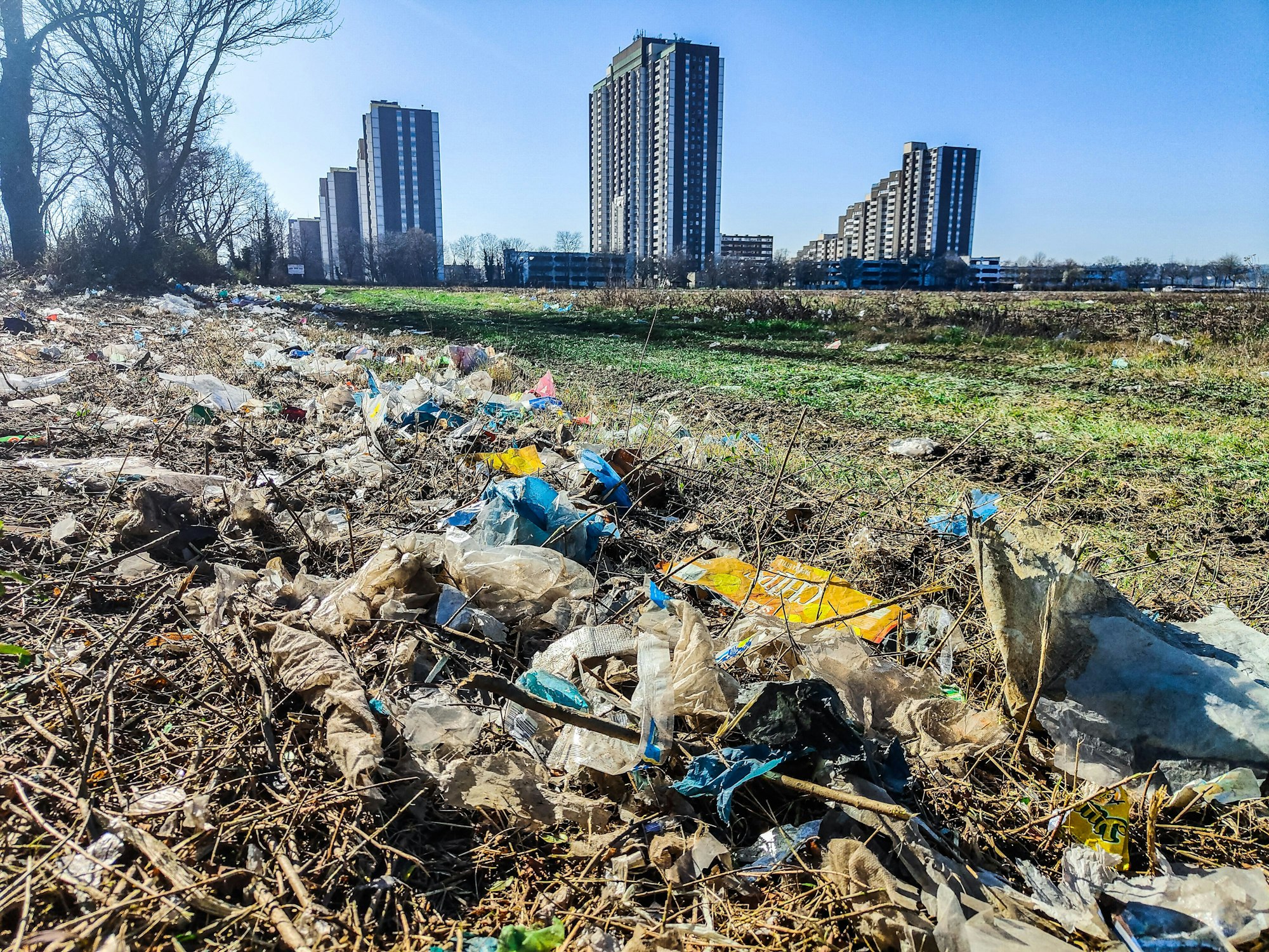 Auf einem Feld in Meschenich ist viel Plastik verteilt.
