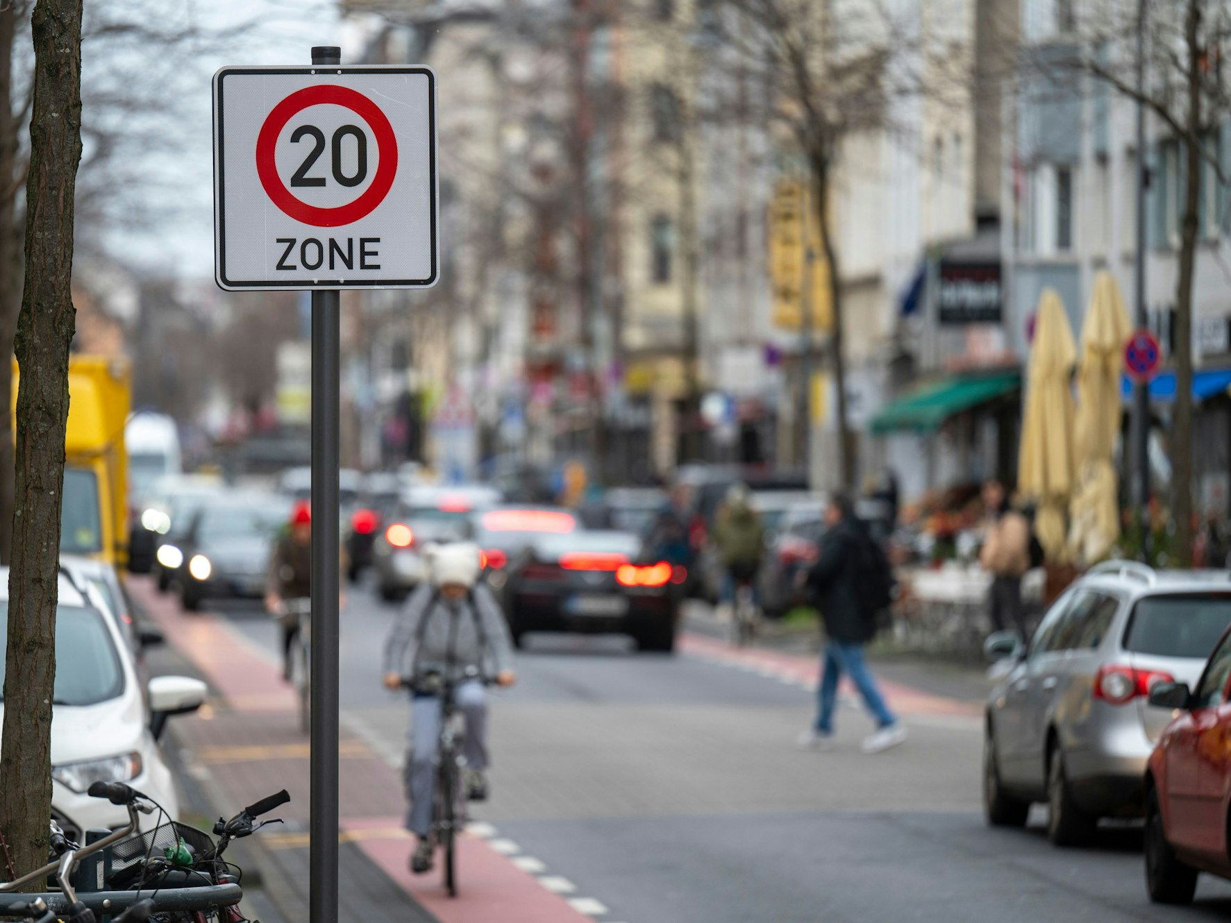 In der Venloer Straße stehen Tempo 20 Schilder.