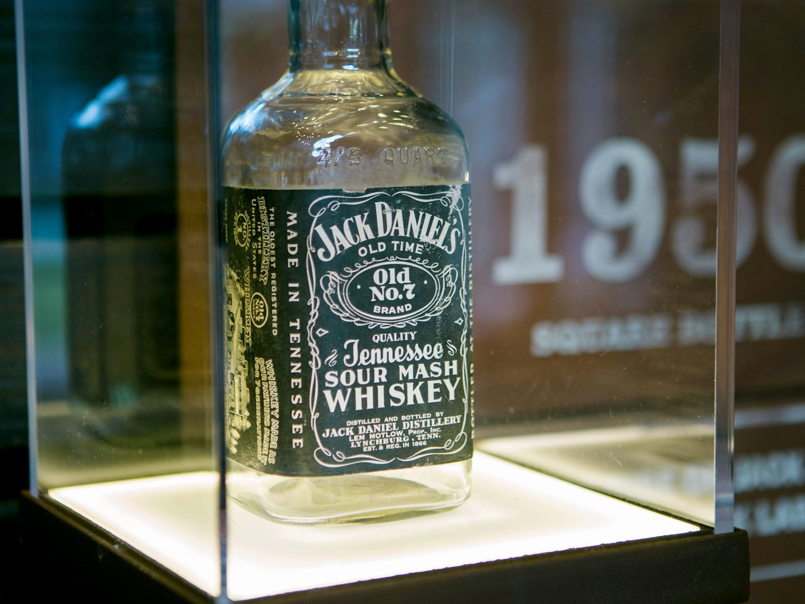 Eine Flasche Jack Daniel's Whiskey von 1950 in einer Glasvitrine, aufgenommen in der Jack Daniel's Destillerie im Februar 2018 in Lynchburg.