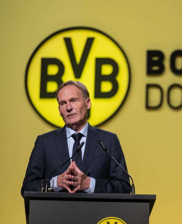 Geschäftsführer Hans Joachim Watzke spricht zu den Aktionären.