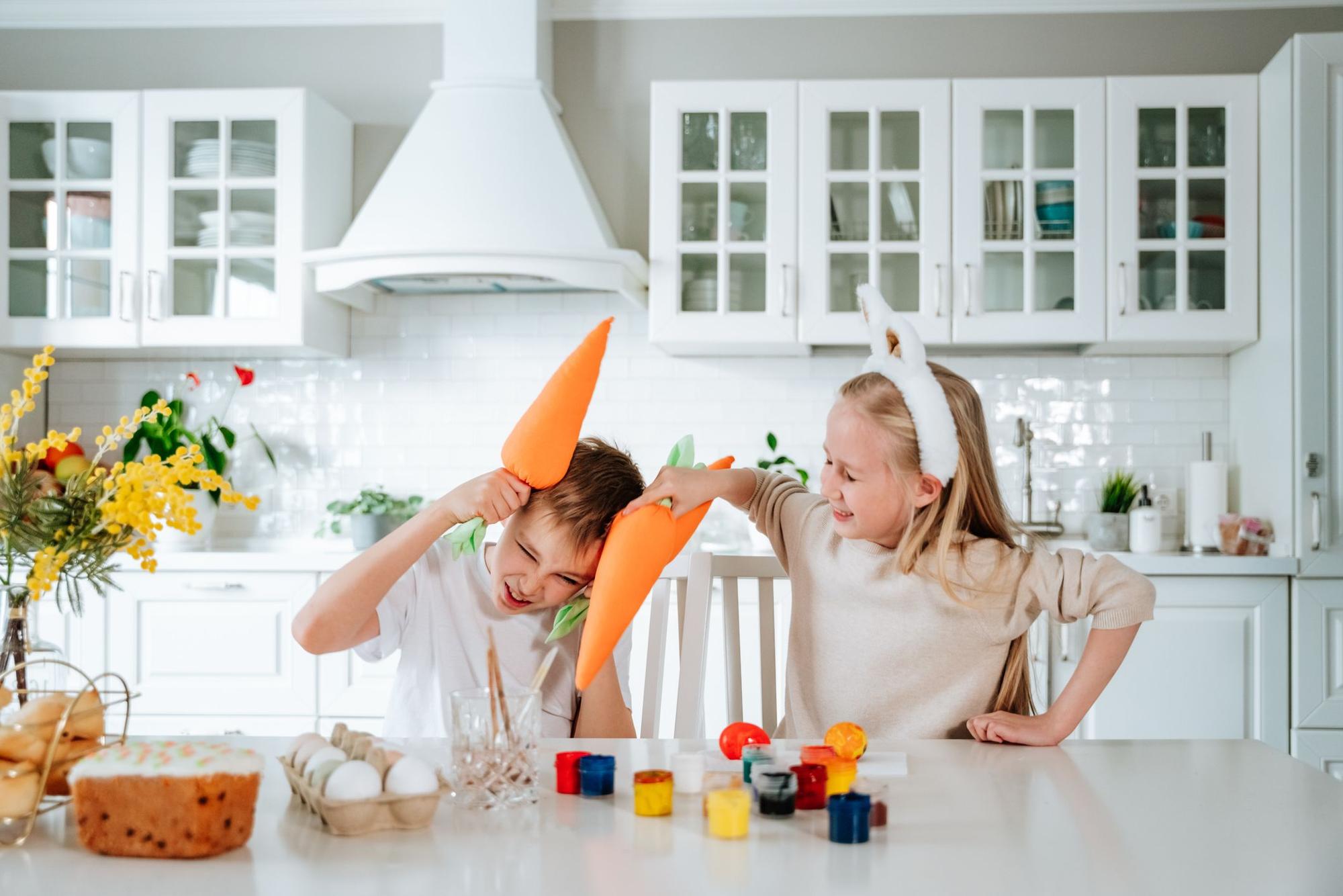 Kinder spielen mit Spielzeugkarotten