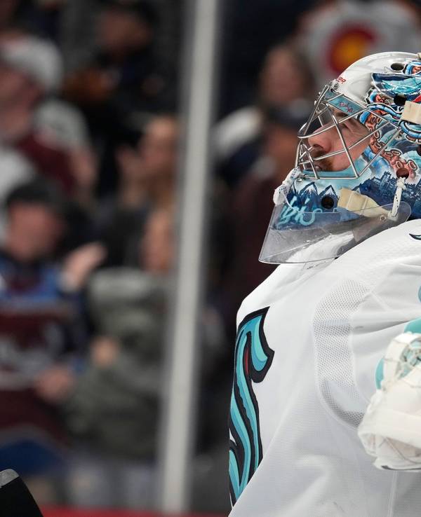 Der Torwart der Seattle Kraken, Philipp Grubauer, reagiert.