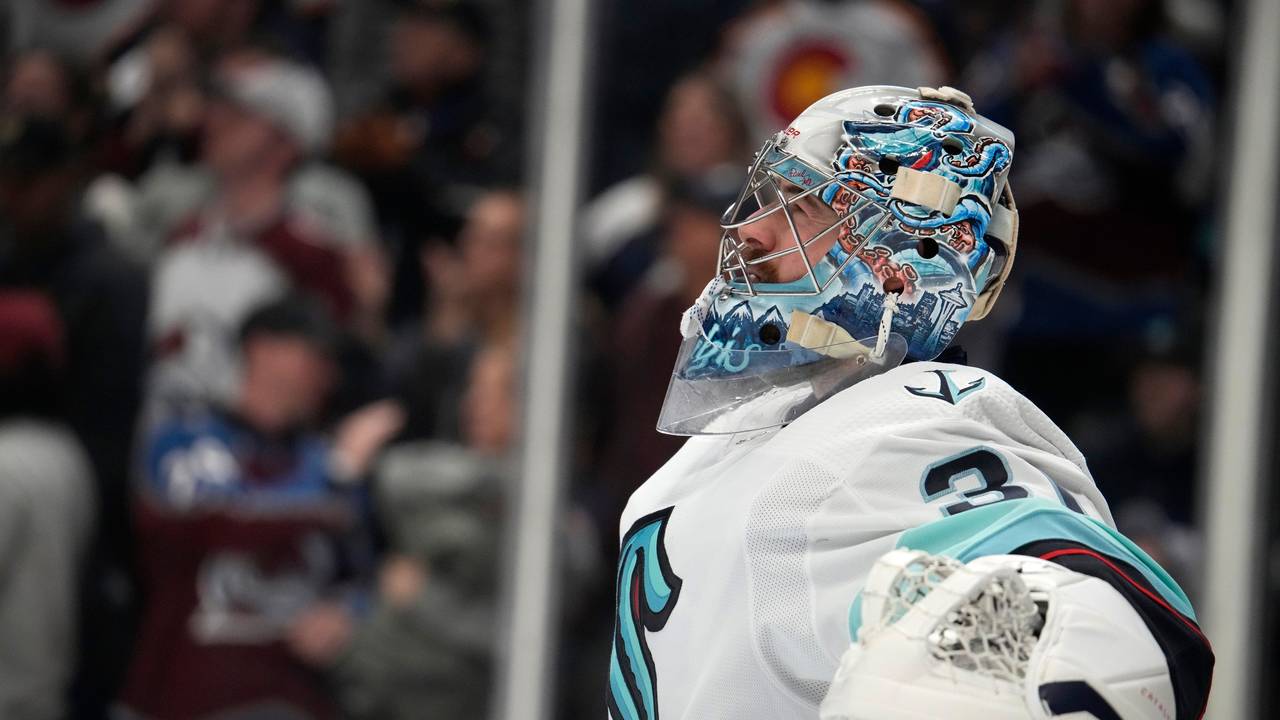 Der Torwart der Seattle Kraken, Philipp Grubauer, reagiert.