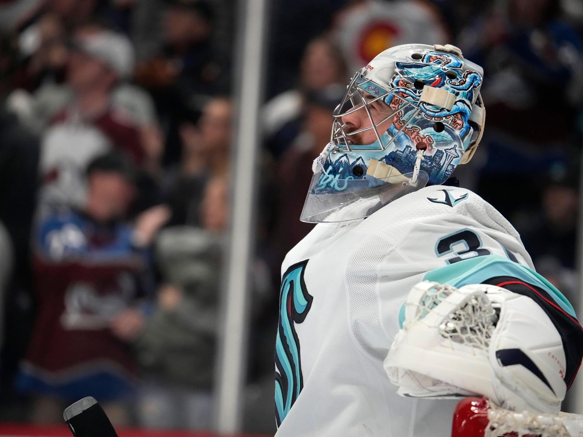 Der Torwart der Seattle Kraken, Philipp Grubauer, reagiert.