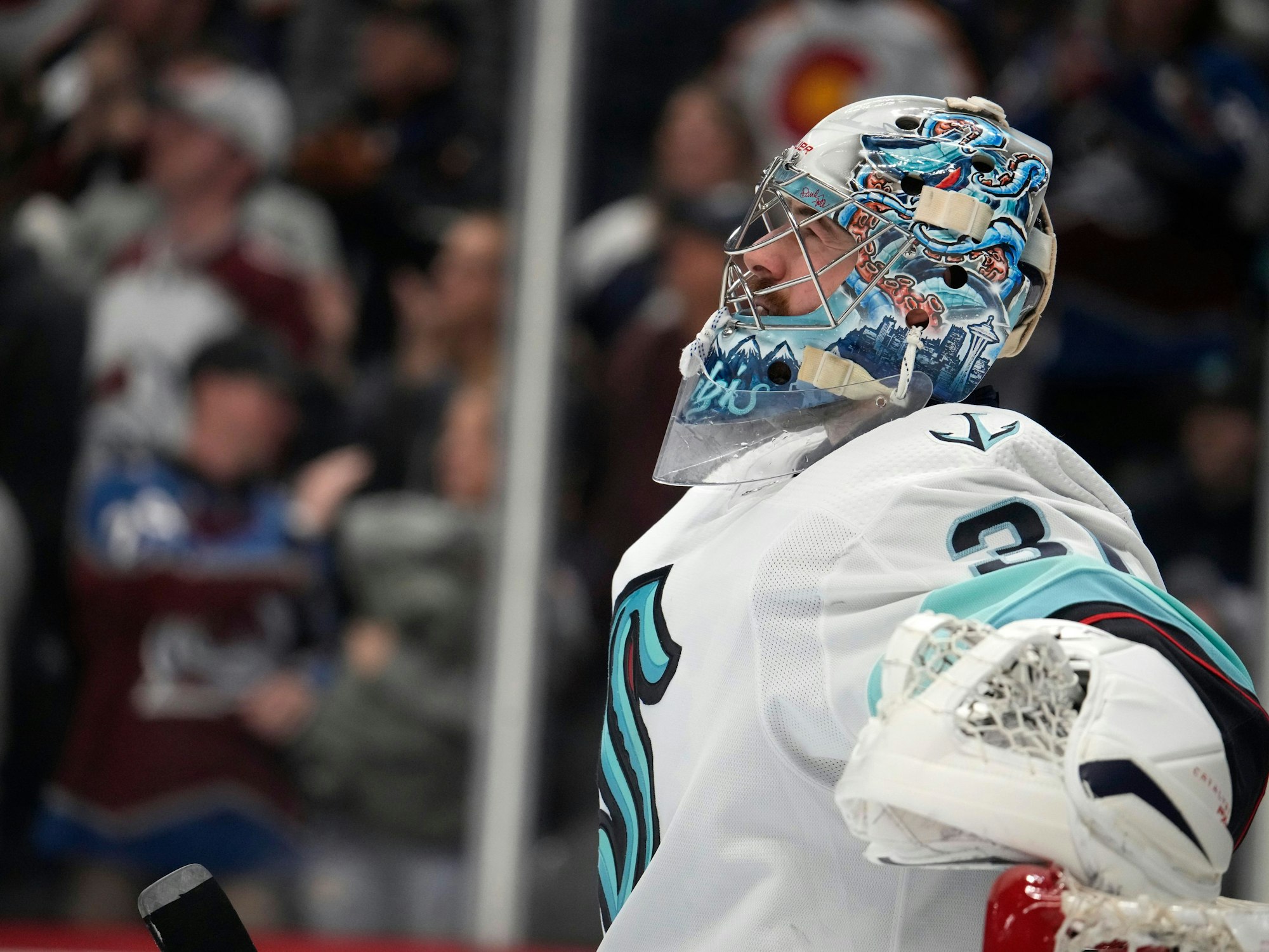 Der Torwart der Seattle Kraken, Philipp Grubauer, reagiert.