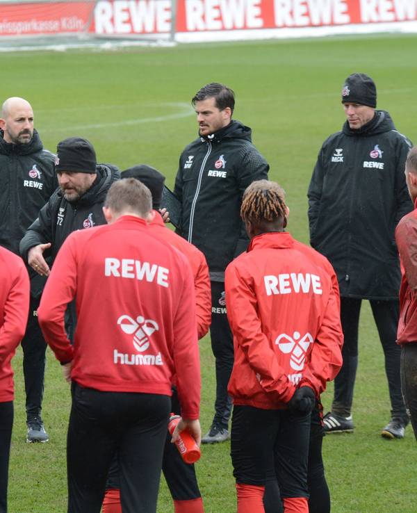 Steffen Baumgart spricht beim Training am Mittwoch (8. März 2023) zu seiner Mannschaft.