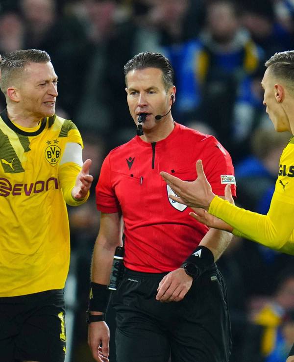 Emre Can, Marco Reus und Nico Schlotterbeck diskutieren mit Schiedsrichter Danny Makkelie.