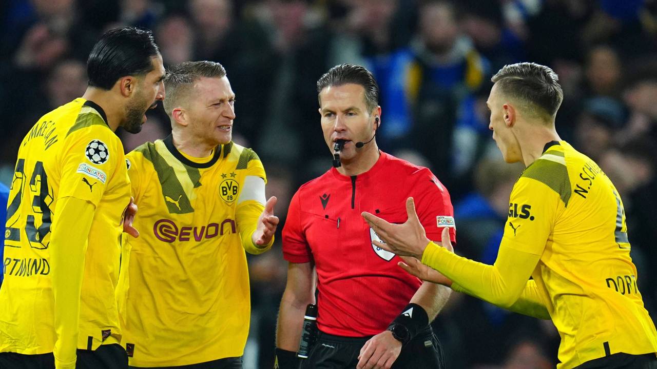 Emre Can, Marco Reus und Nico Schlotterbeck diskutieren mit Schiedsrichter Danny Makkelie.