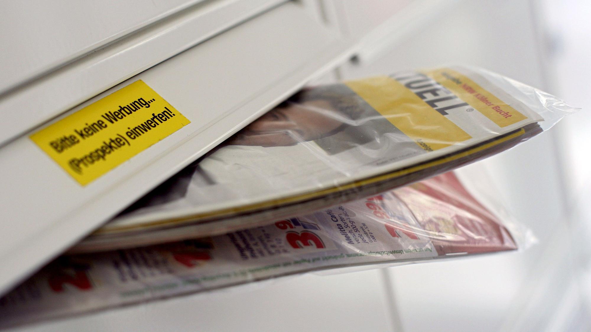 Eine Gratis-Werbezeitung steckt in einem Briefkasten.