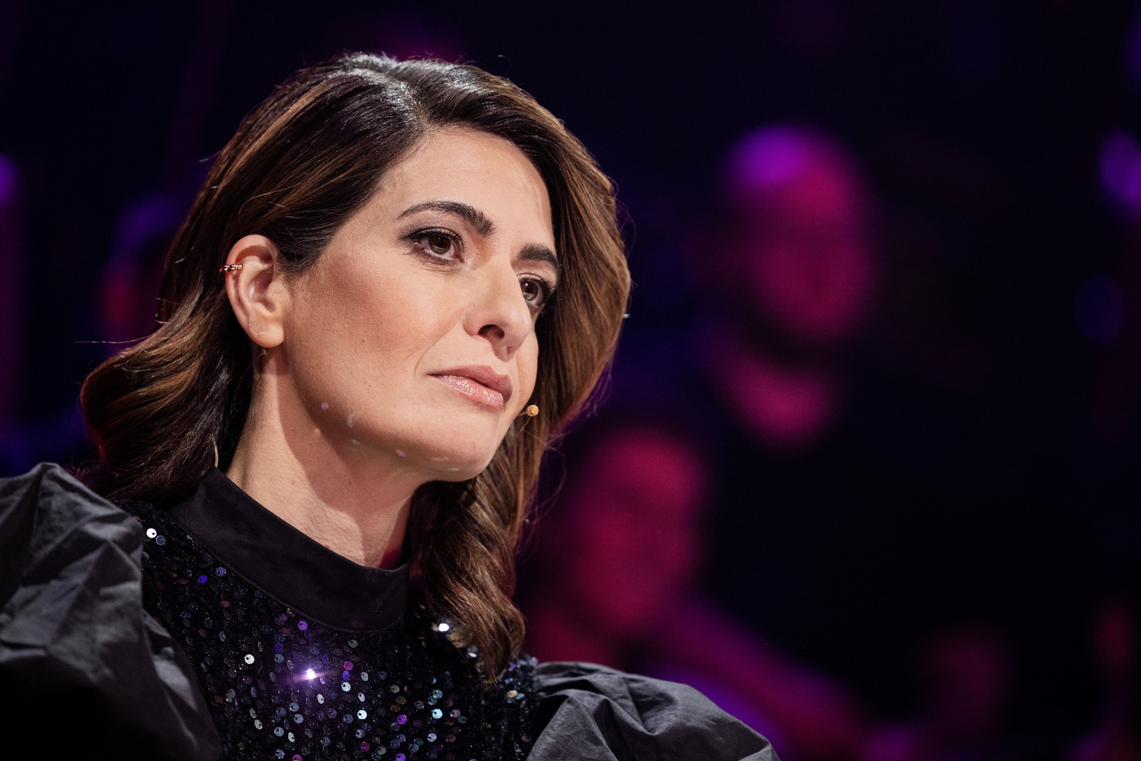 Linda Zervakis aus dem Rateteam sitzt am Ratepult in der ProSieben-Show „The Masked Singer“.