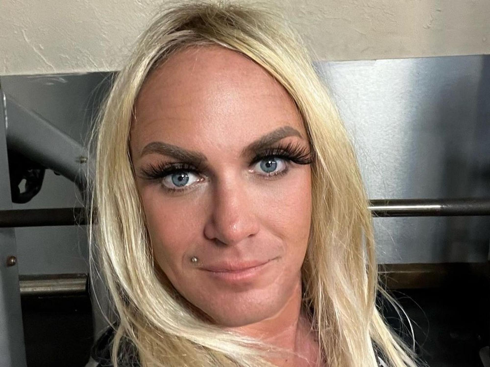 Caro Robens, hier auf einem Instagram-Selfie von Februar 2022, teilt ein freizügiges Foto mit ihren Fans.