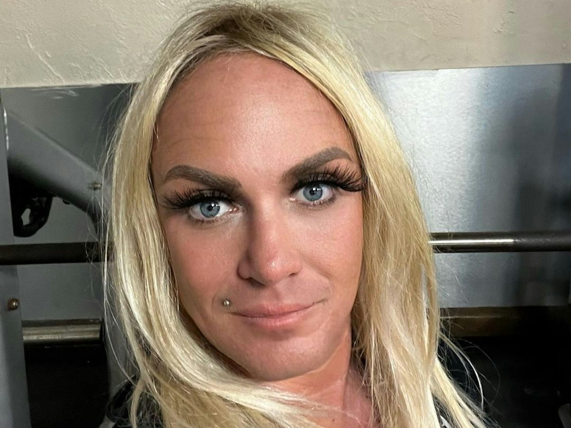 Caro Robens, hier auf einem Instagram-Selfie von Februar 2022, teilt ein freizügiges Foto mit ihren Fans.