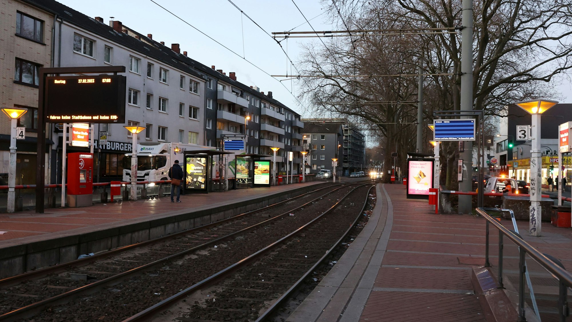 Die leere Haltestelle an der Venloer Straße in Köln während des KVB-Streiks.