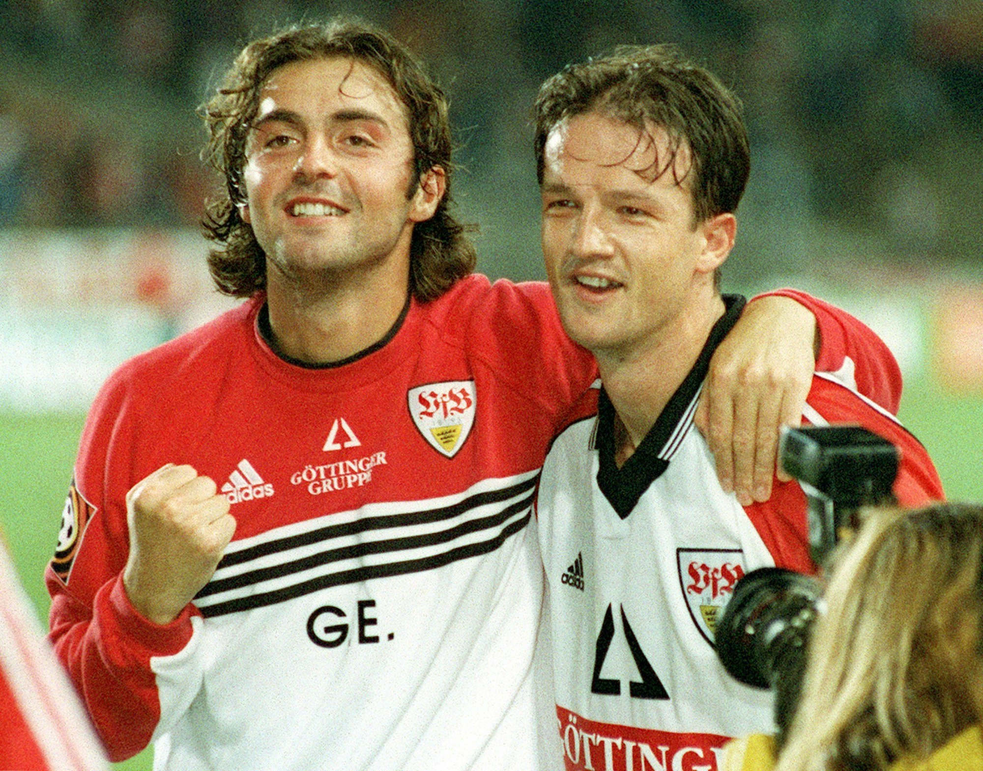 Sreto Ristic (l), im Fußball-Bundesligaspiel gegen den 1. FC Kaiserslautern 1998, freut sich zusammen mit Fredi Bobic, Torschütze des Tores zum 2:0 für den VfB,