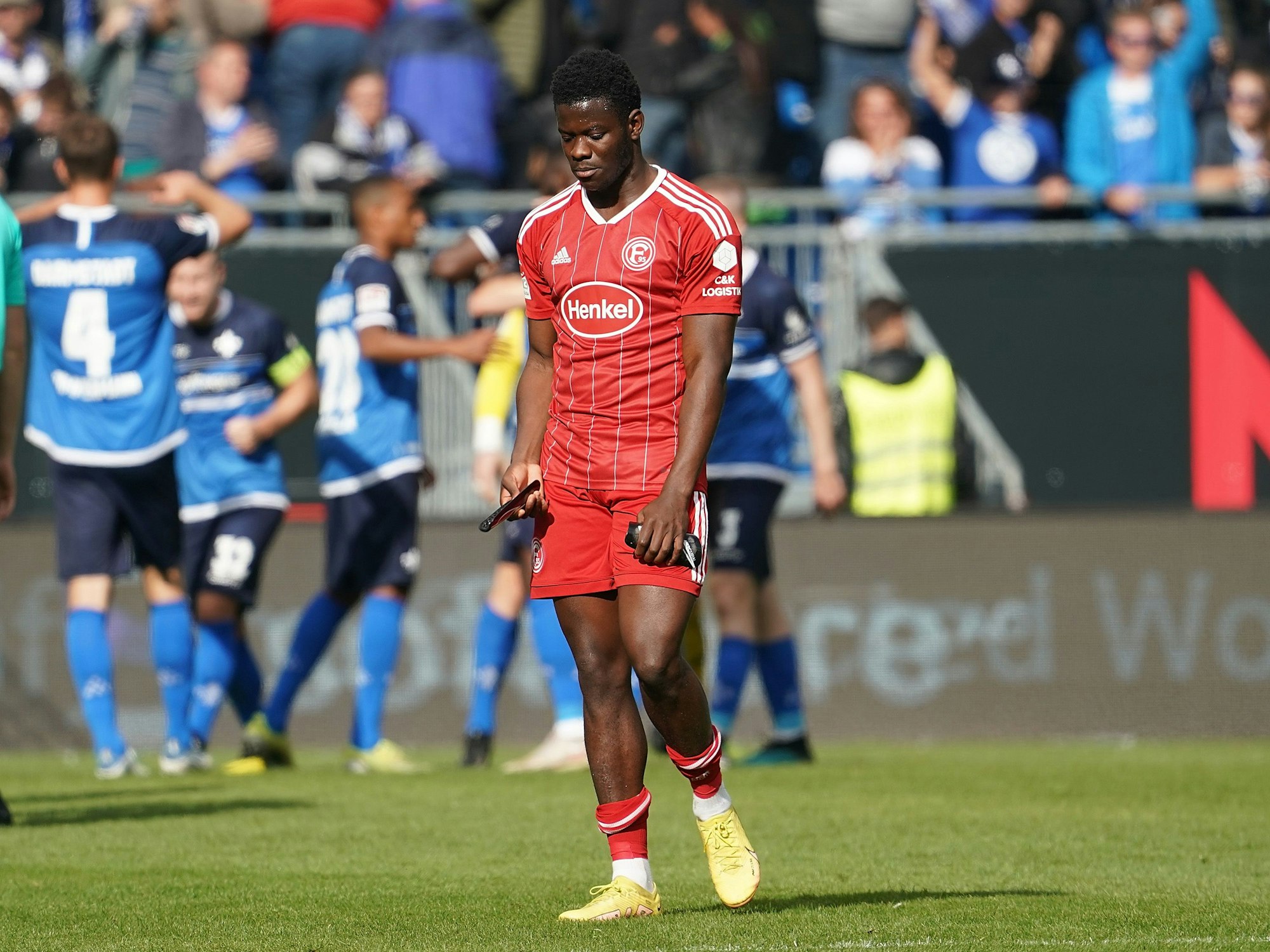 Düsseldorfs Kwadwo Baah steht nach der Niederlage in Darmstadt enttäuscht auf dem Platz.