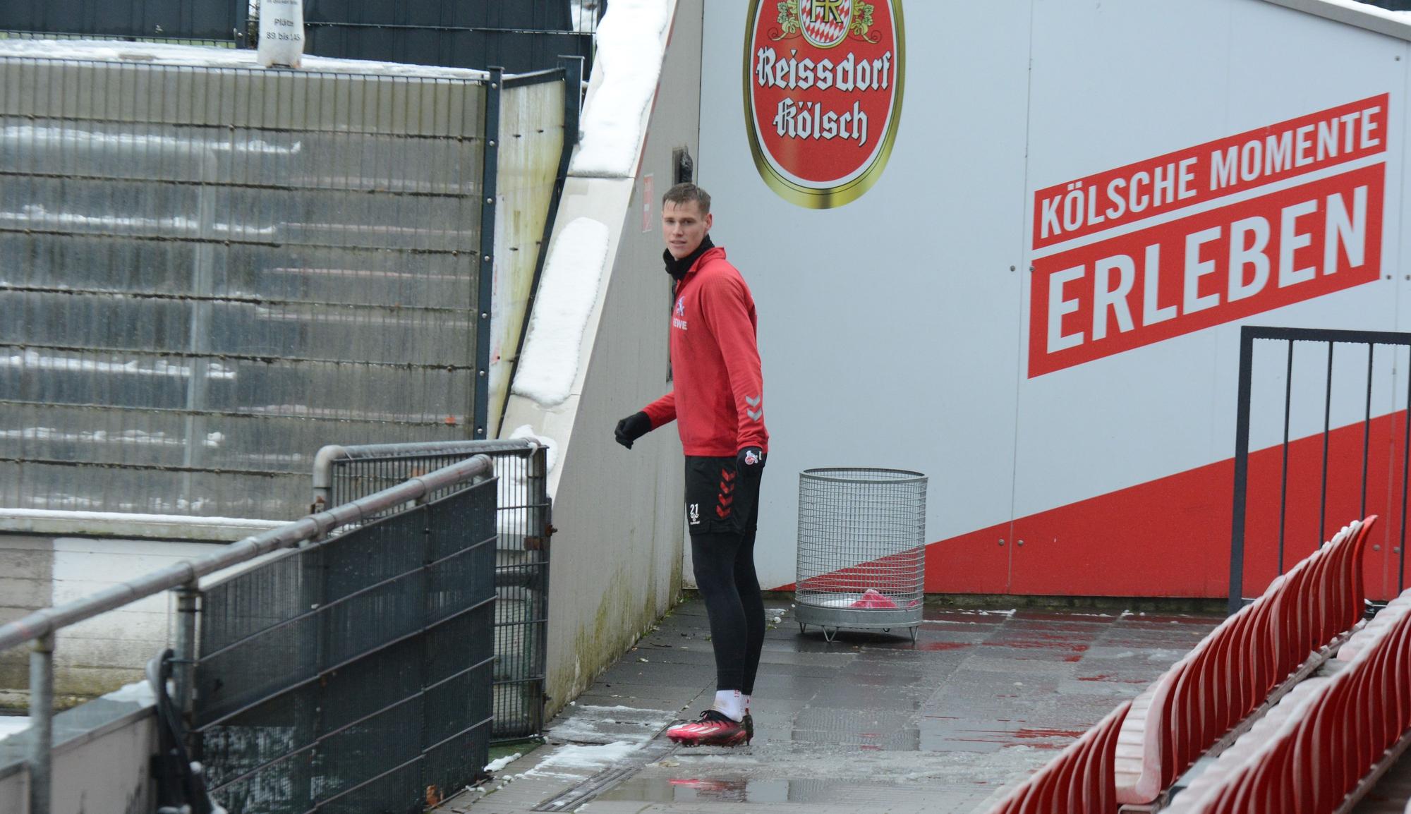 Steffen Tigges sucht im Rhein-Energie-Stadion den Ball.