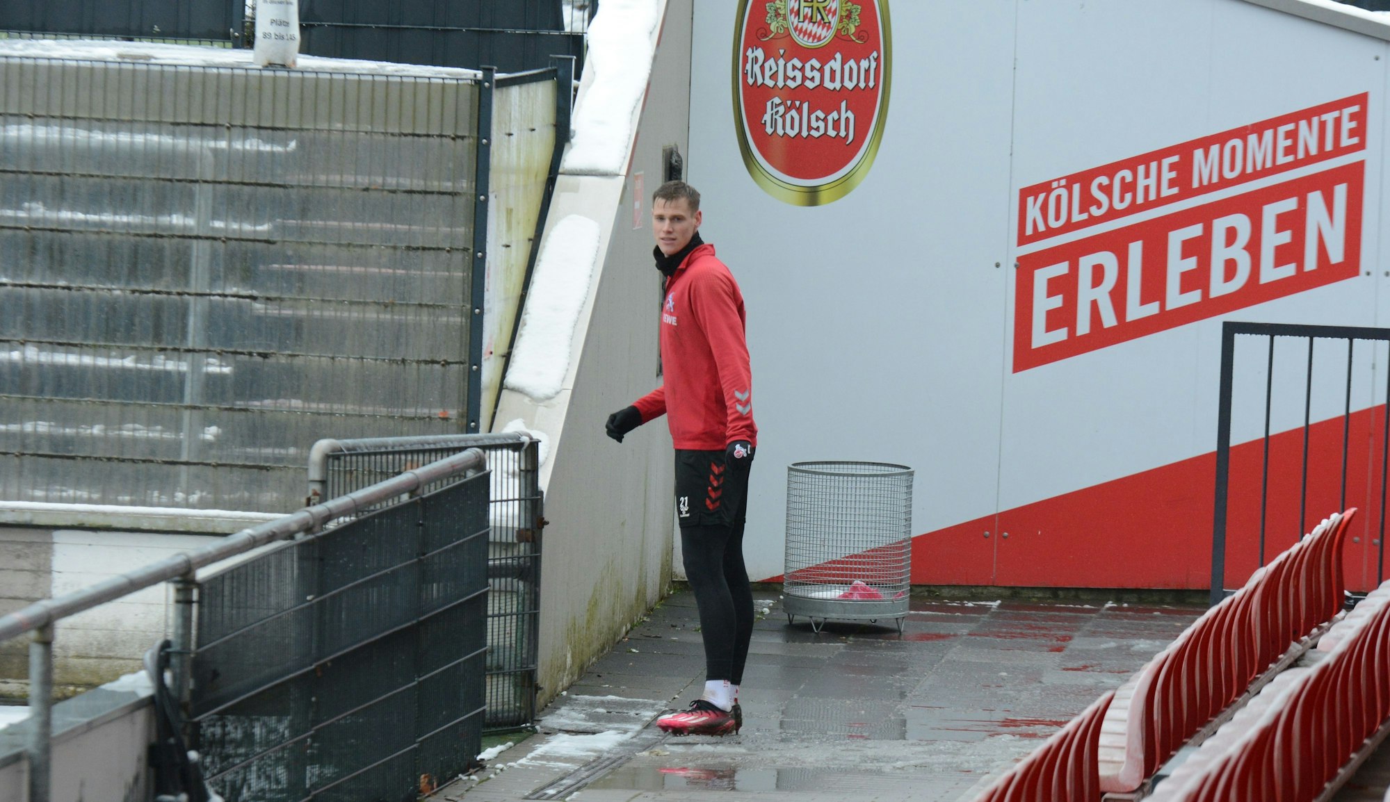 Steffen Tigges sucht im Rhein-Energie-Stadion den Ball.