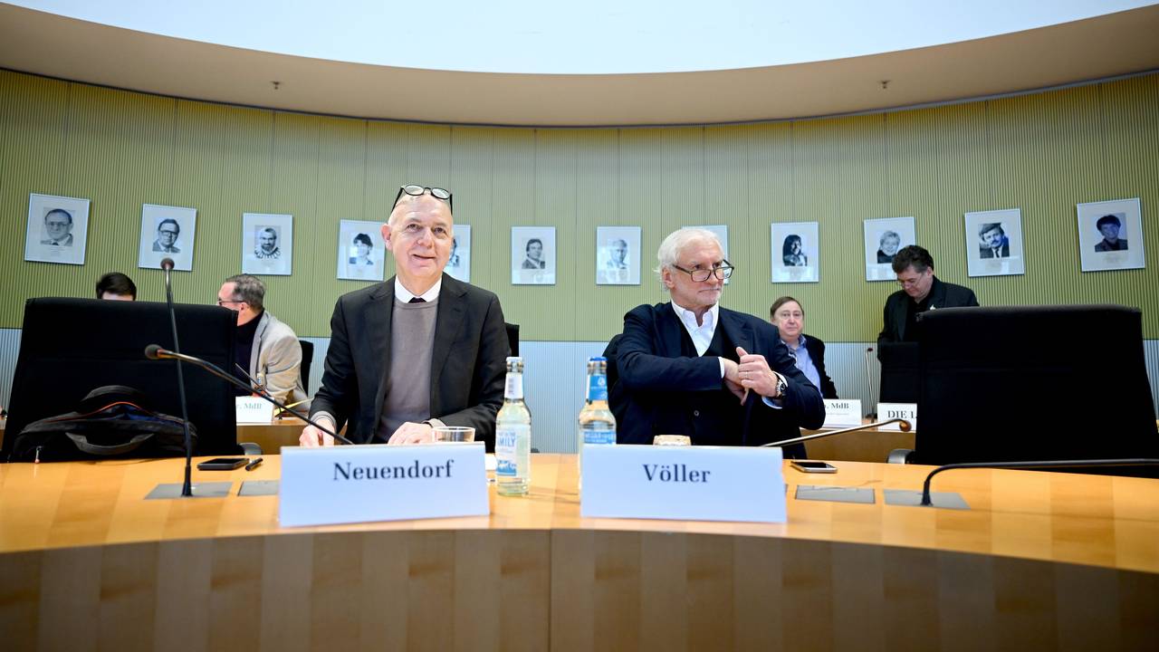 Bernd Neuendorf (l), Präsident des Deutschen Fußball-Bundes (DFB), und Rudi Völler, Direktor der Fußball-Nationalmannschaft, sitzen in Berlin beim Sportausschuss.