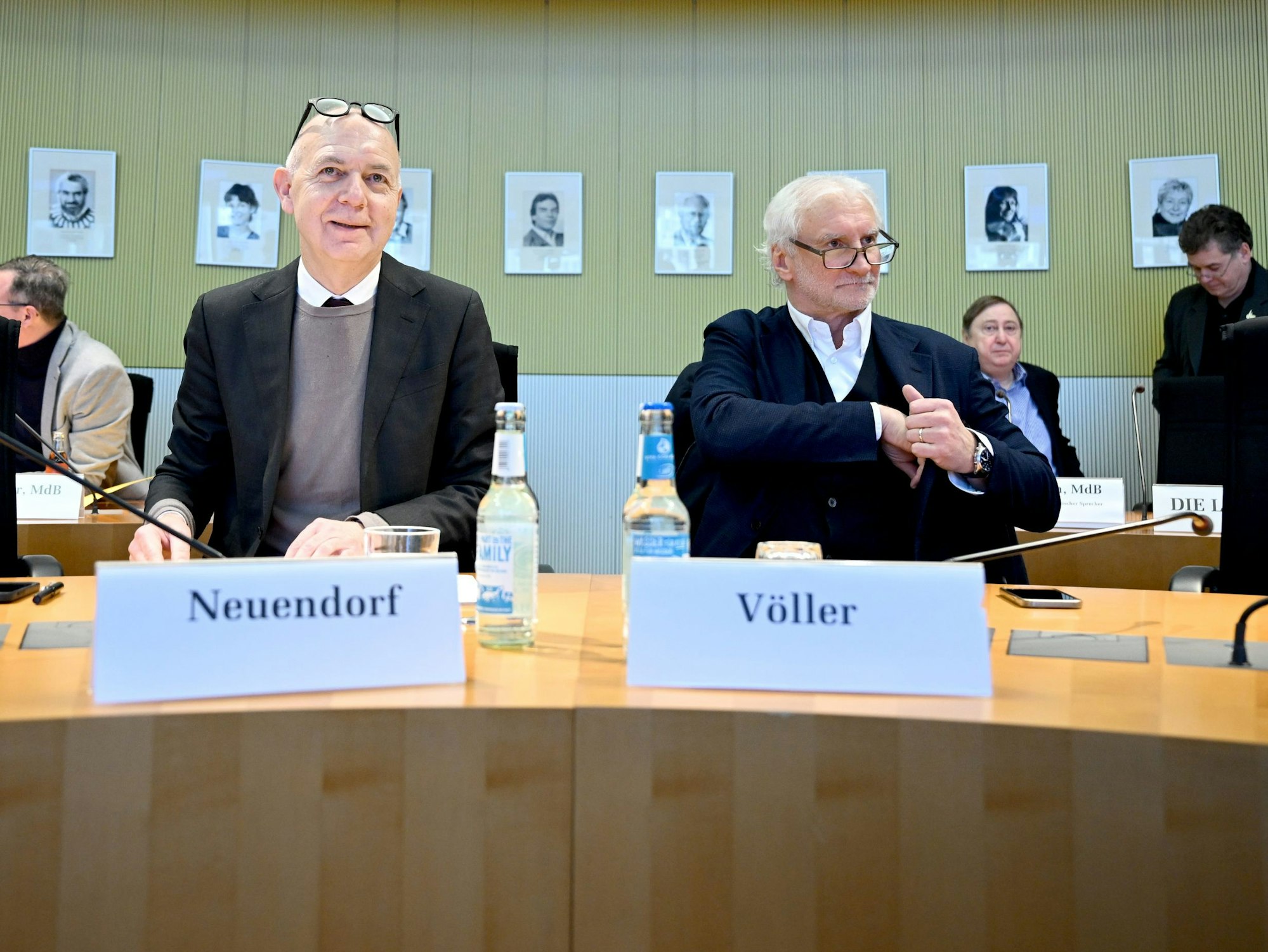 Bernd Neuendorf (l), Präsident des Deutschen Fußball-Bundes (DFB), und Rudi Völler, Direktor der Fußball-Nationalmannschaft, sitzen in Berlin beim Sportausschuss.