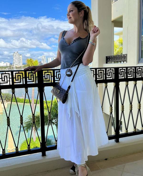 Yvonne Woelke posiert auf einem Balkon für ein Foto.