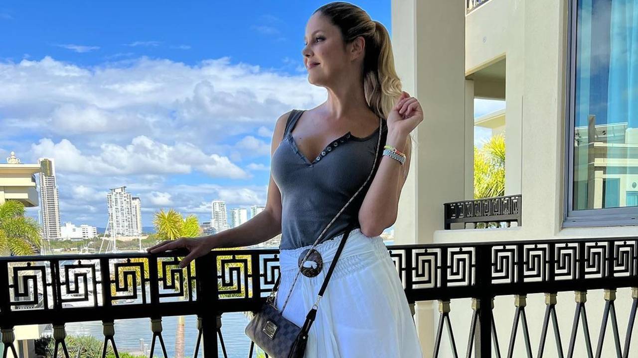 Yvonne Woelke posiert auf einem Balkon für ein Foto.
