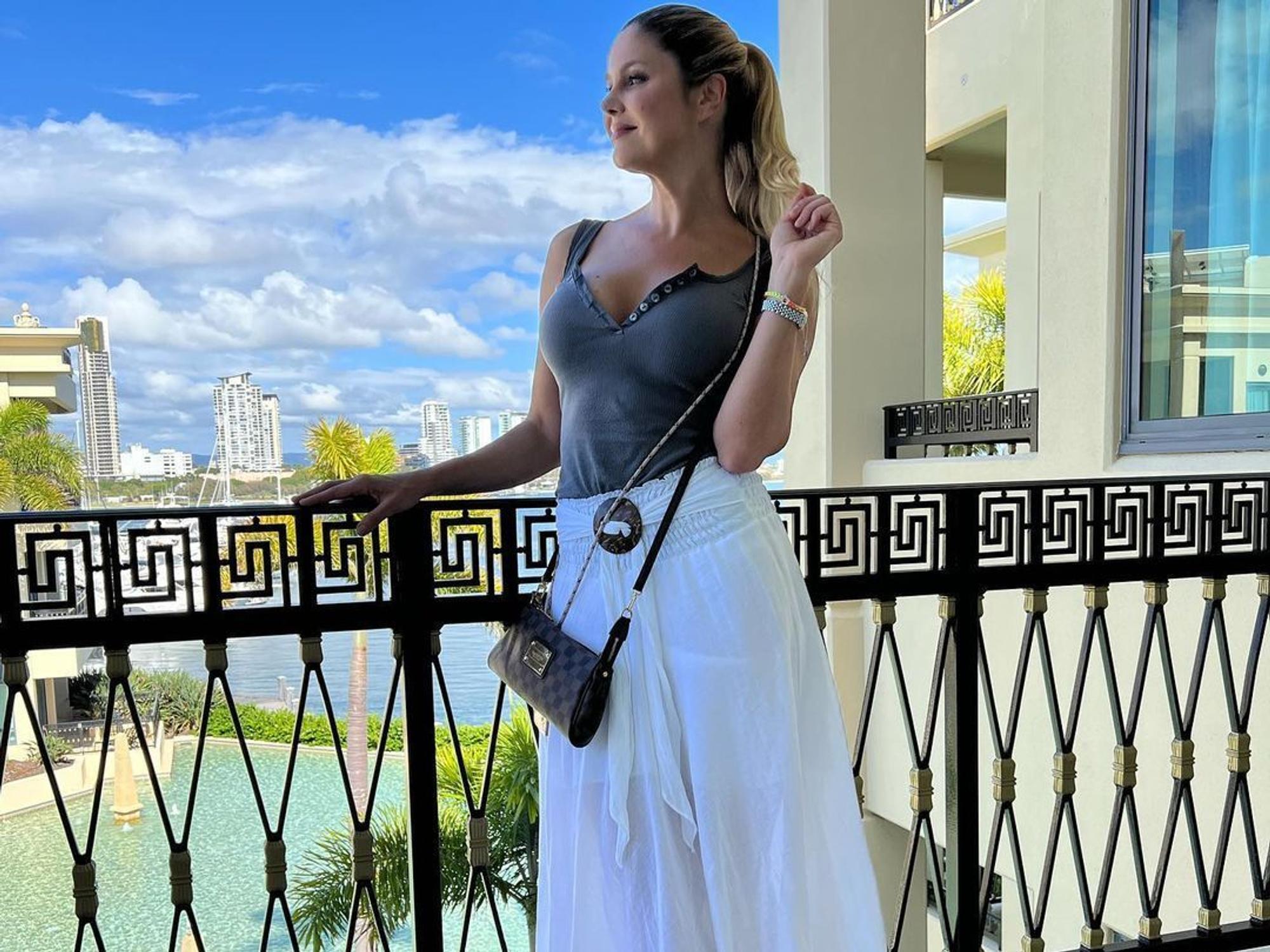 Yvonne Woelke posiert auf einem Balkon für ein Foto.