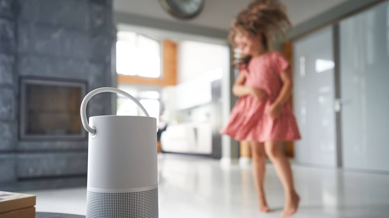 Mädchen tanzt im Wohnzimmer