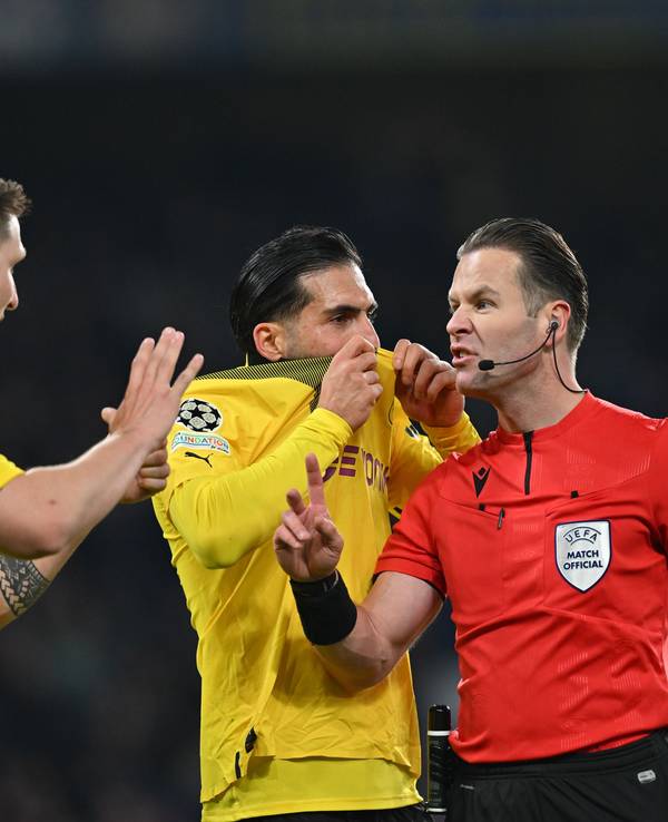 Fußball-Champions-League: Dortmunds Niklas Süle und Emre Can diskutieren mit Schiedsrichter Danny Makkelie (l-r).