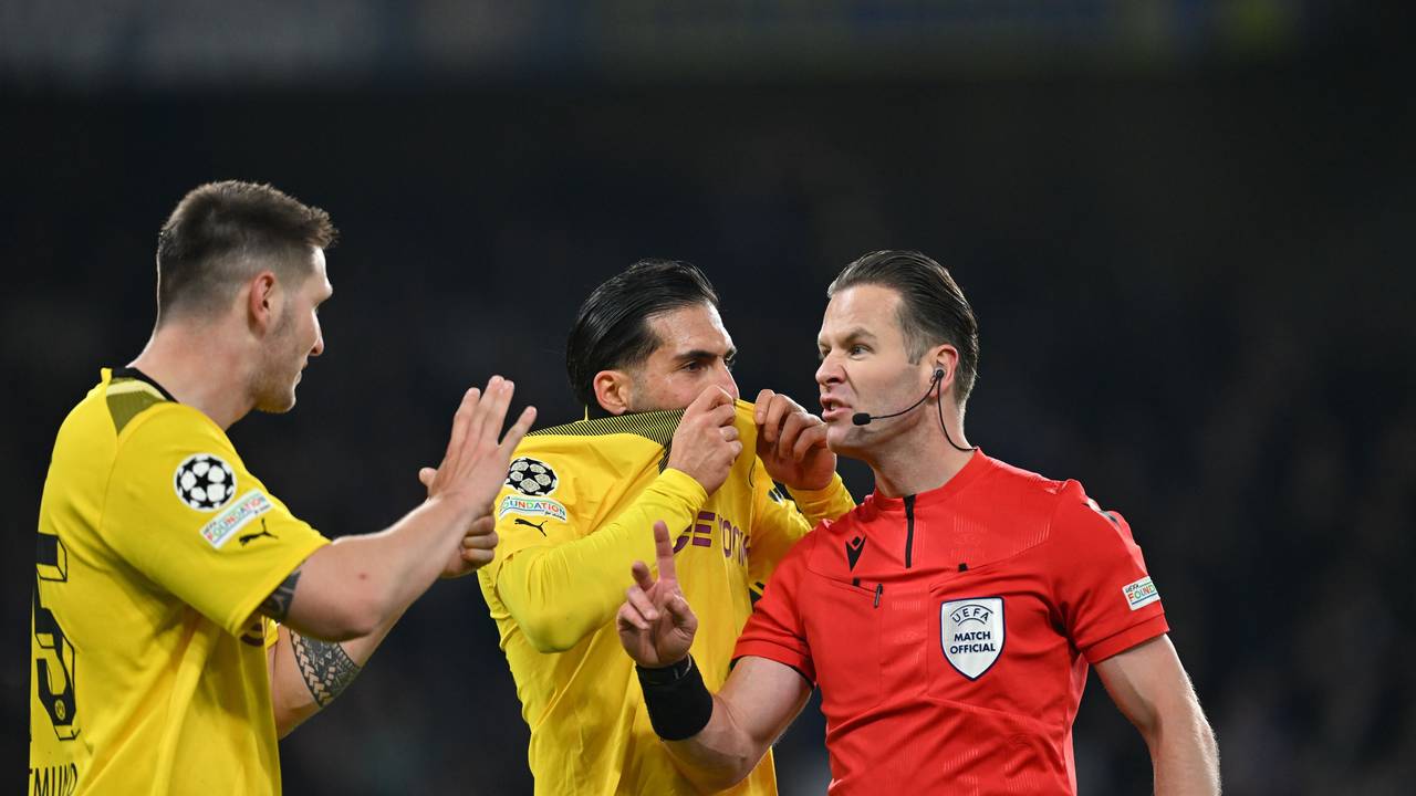 Fußball-Champions-League: Dortmunds Niklas Süle und Emre Can diskutieren mit Schiedsrichter Danny Makkelie (l-r).
