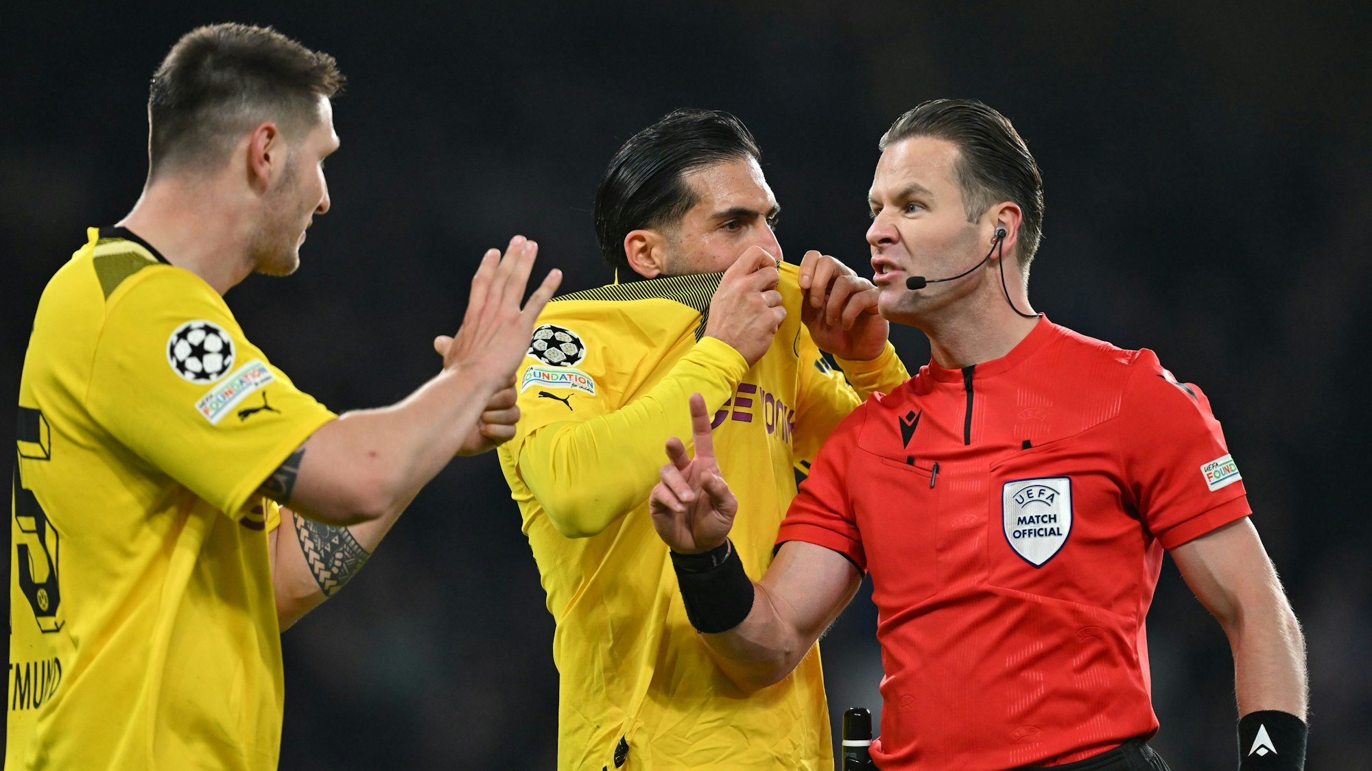 Fußball-Champions-League: Dortmunds Niklas Süle und Emre Can diskutieren mit Schiedsrichter Danny Makkelie (l-r).