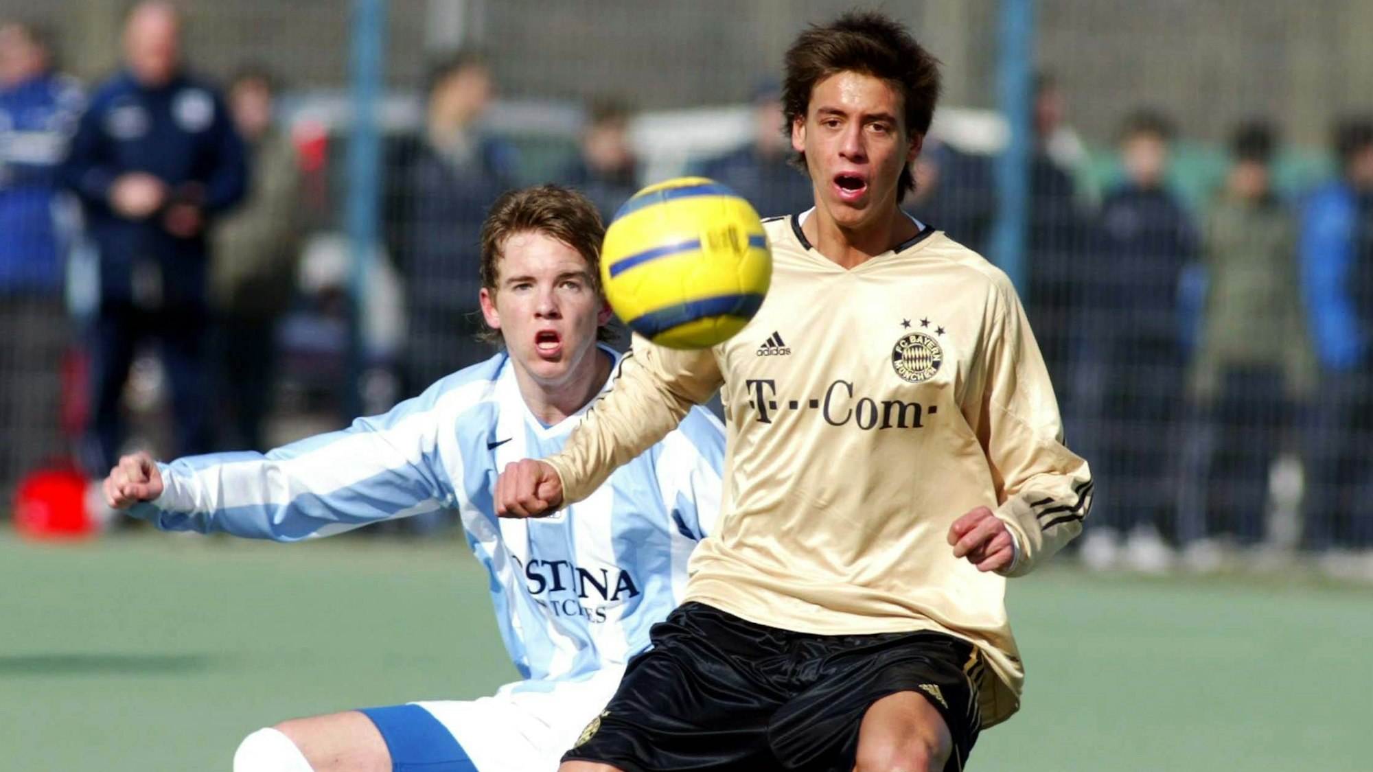Sandro Wagner aus der U19 des FC Bayern im Zweikampf mit Julian Nagelsmann von der U19 des TSV 1860 München