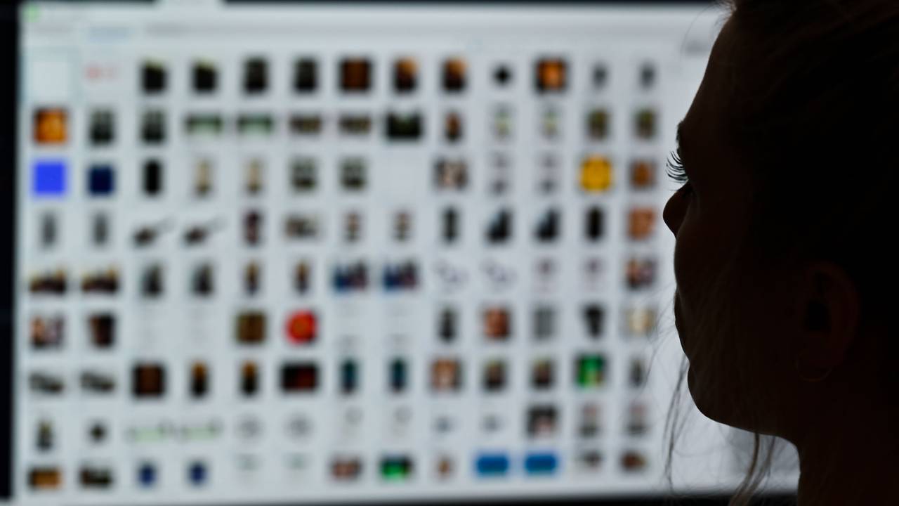 Eine Kriminaloberkommissarin sitzt vor einem Auswertungscomputer bei Ermittlungen gegen Kinderpornografie und sexuellem Missbrauch.