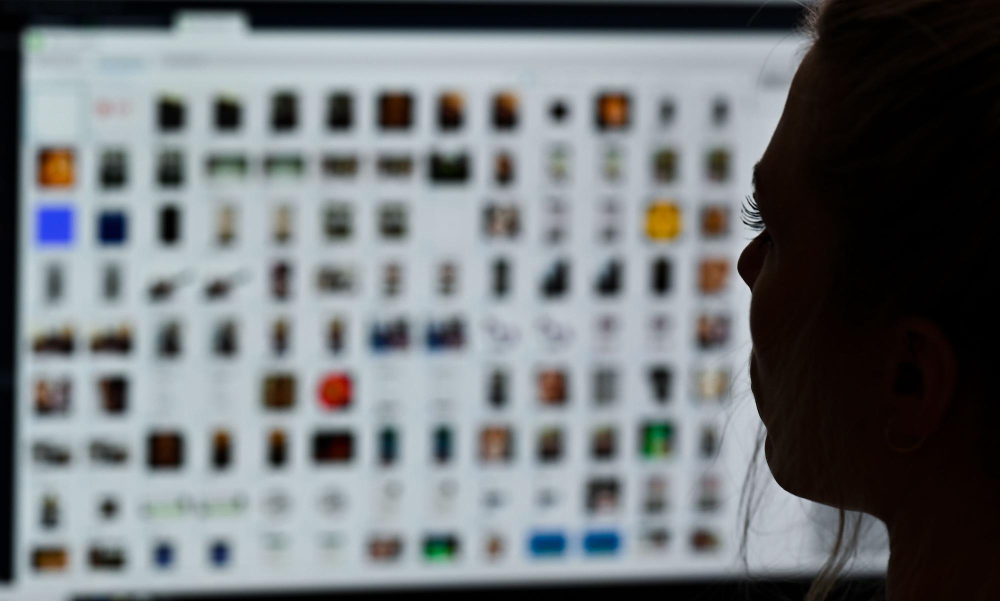 Eine Kriminaloberkommissarin sitzt vor einem Auswertungscomputer bei Ermittlungen gegen Kinderpornografie und sexuellem Missbrauch.