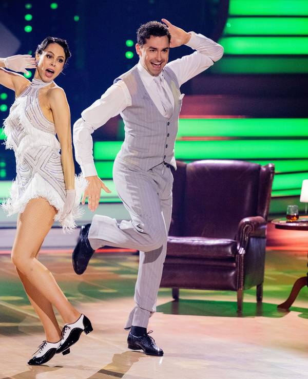 Natalia Yegorova, Sängerin, und Andrzej Cibis, Profitänzer, tanzen in der RTL-Tanzshow „Let's Dance“ im Coloneum.