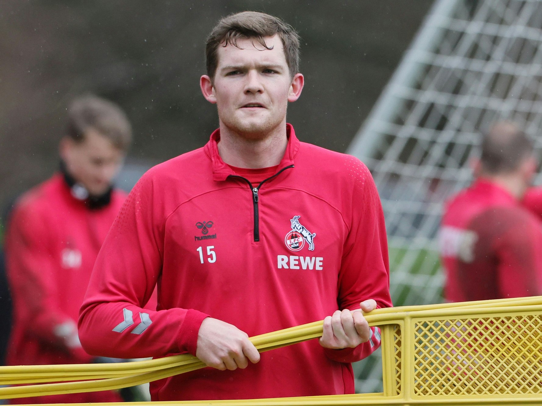 Luca Kilian trägt beim 1. FC Köln Trainings-Material.