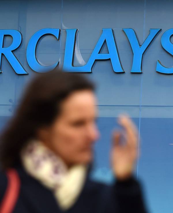 Das Symbolfoto von 2016 zeigt eine Glasfassade mit dem blauen Schriftzug „Barclays“ und einem stilisierten Adler links daneben. Im Vordergrund des Fotos ist eine Frau zu sehen.