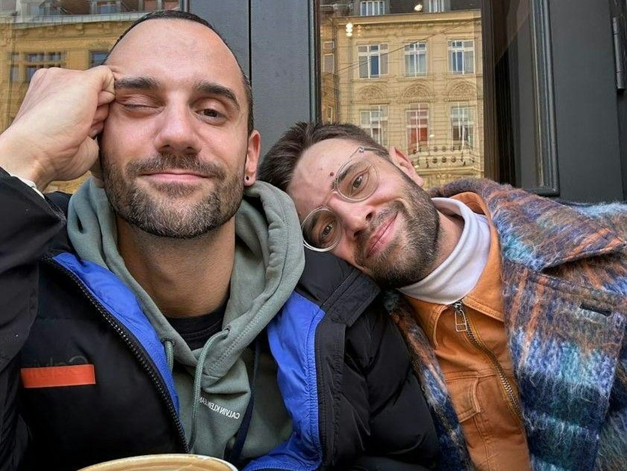 Dustin Clauß (re.) mit dem besagten Mantel und Christopher Bouillon, der das Foto beziehungsweise das Video aufnahm.