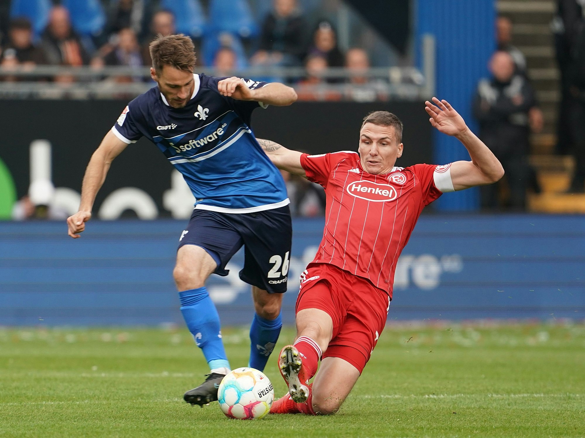 Marcel Sobottka grätscht gegen Matthias Bader.